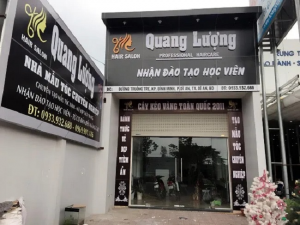 Bảng hiệu tiệm tóc với 2 màu đen trắng tương phản nổi bật, thu hút