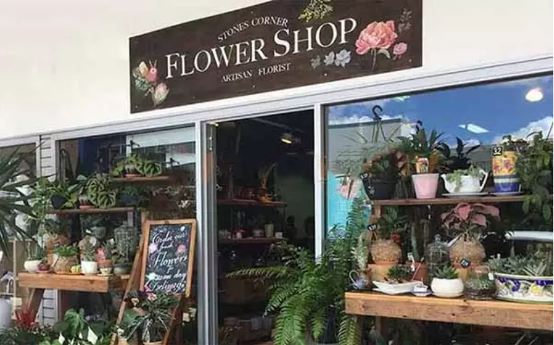 Mẫu bảng hiệu shop hoa đơn giản, hài hòa với thiết kế của cửa hàng